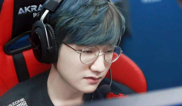 湖人球员通道签名小孩实为工作人员安排