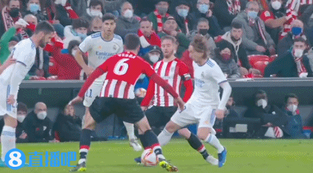 布朗突破分球底角 胡金秋三分出手命中